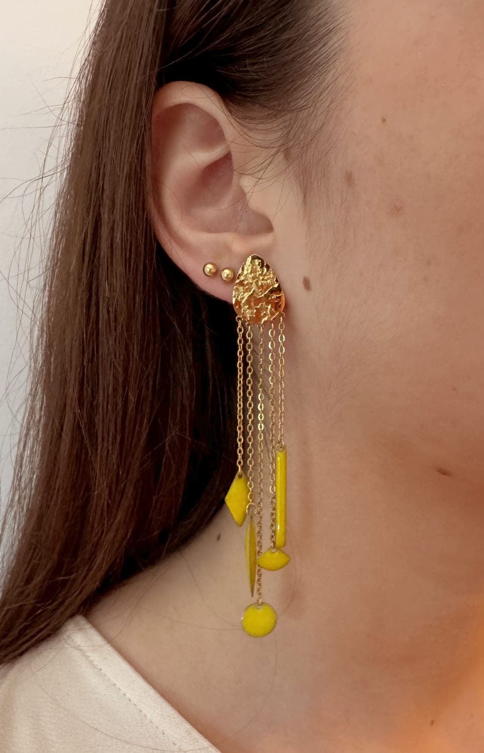 Boucles martelées, or et jaune, portées, faites main par Caro