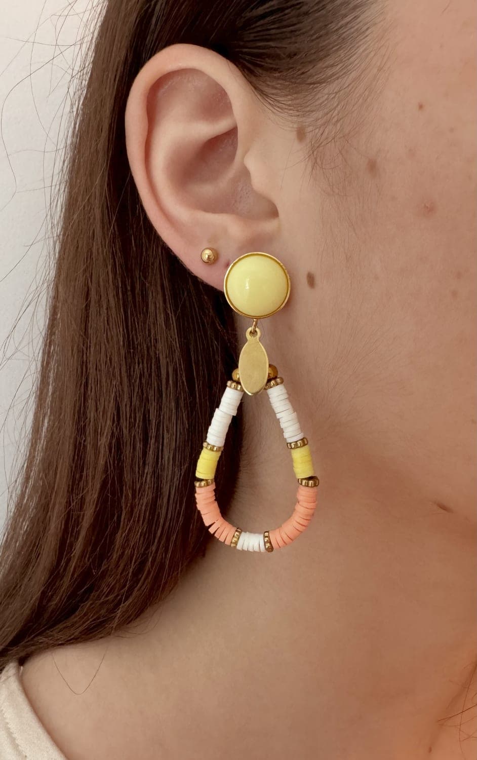 Cabochons, boucles d'oreilles fait main portées, La Coquette