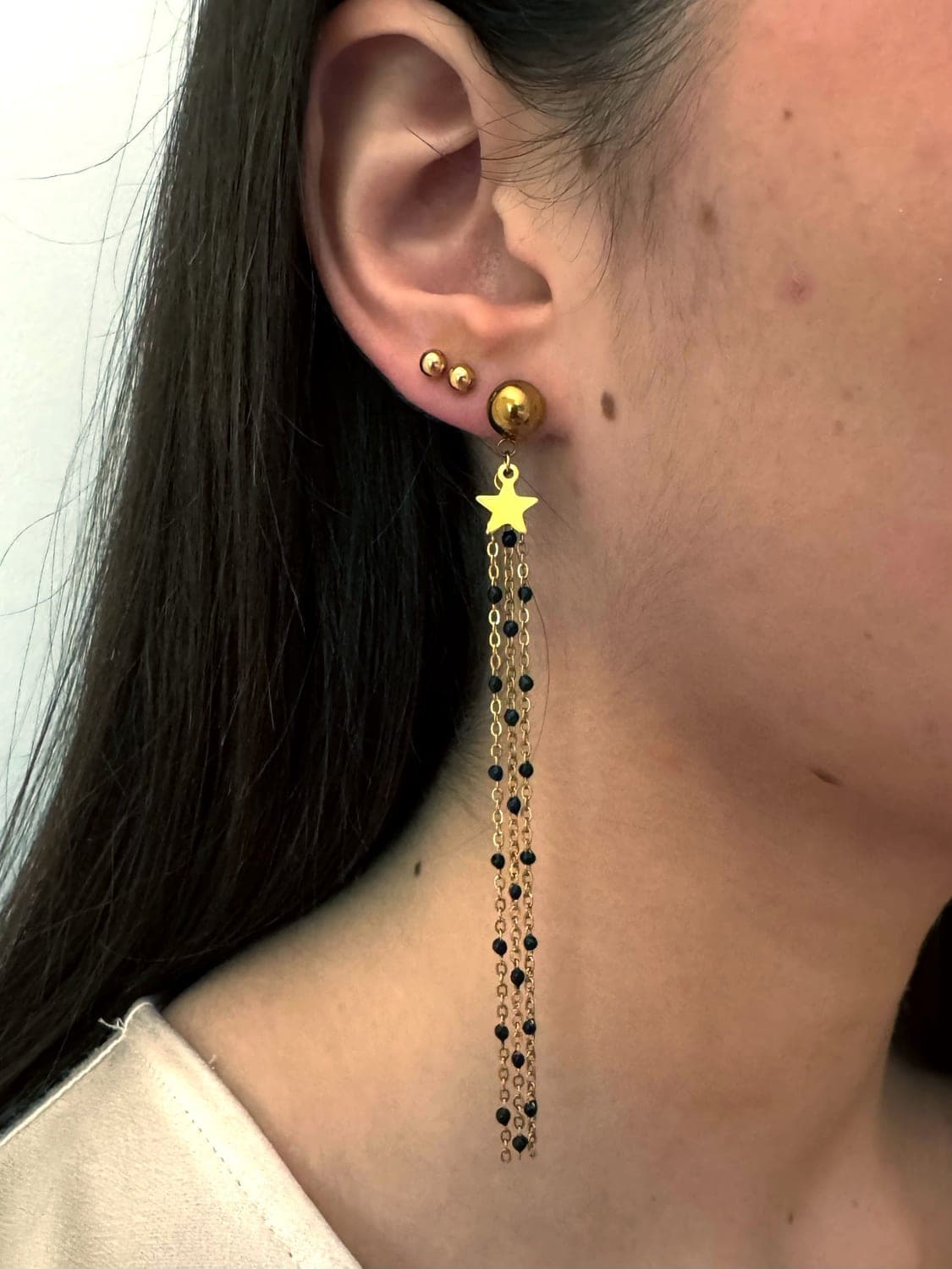 Étoile filante, boucles d'oreilles fait main portées, La Coquette