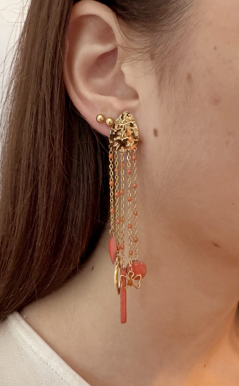 Martelée, boucles d'oreilles fait main portées, La Coquette
