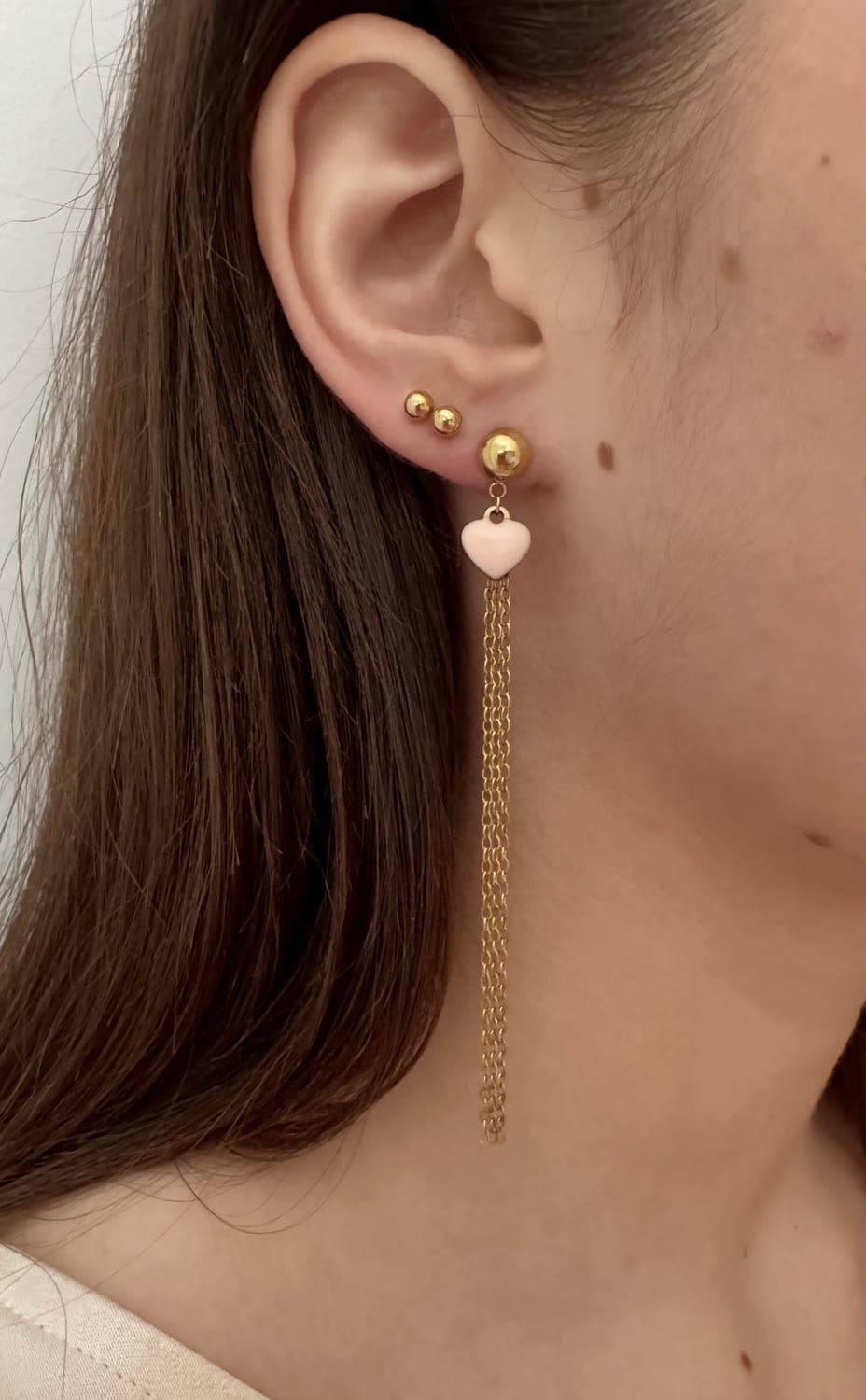 Cœur rose pâle sur chaîne dorée porté, boucles fait main La Coquette