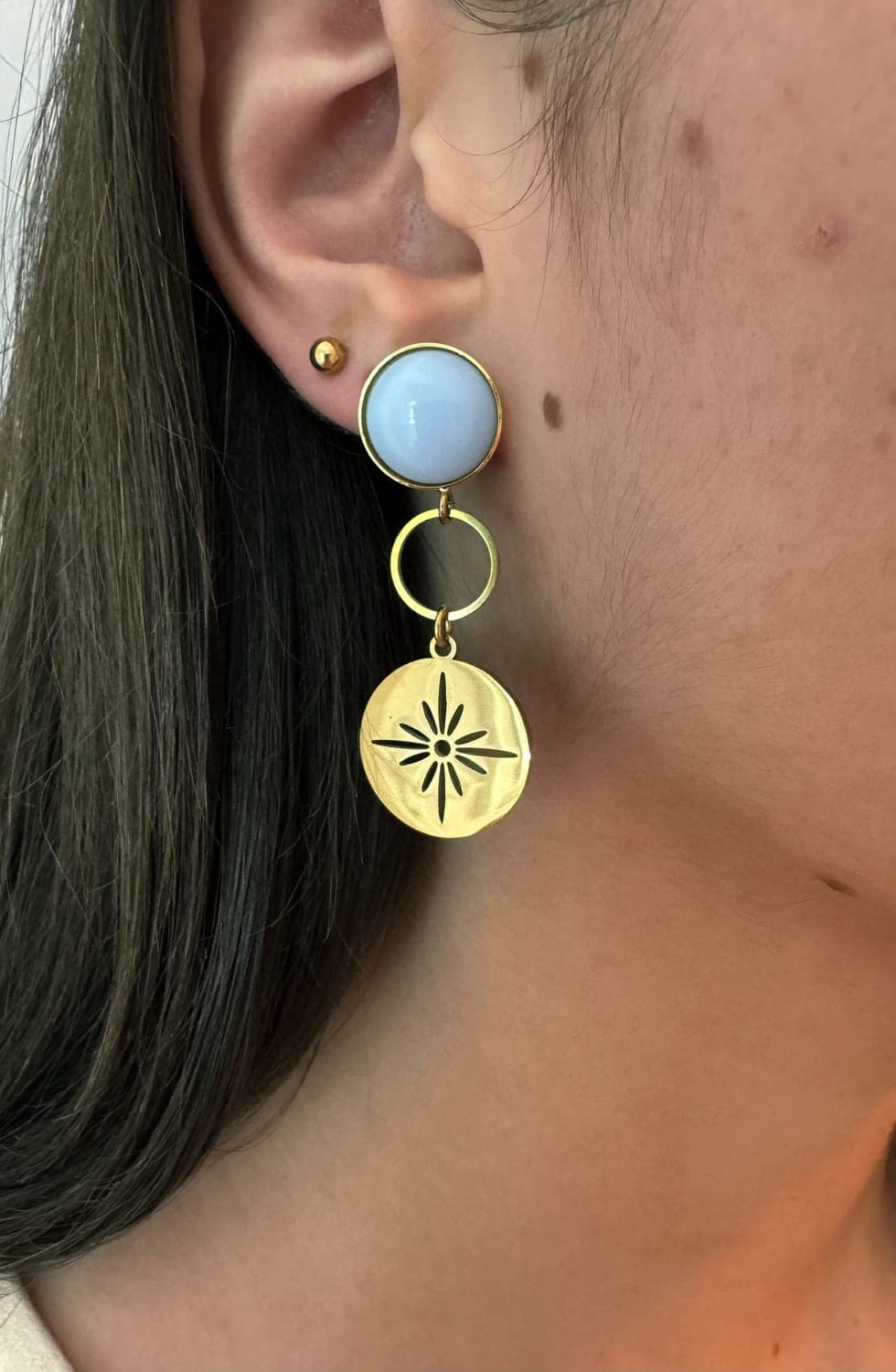 Cabochon bleu ciel et médaille dorée, boucles fait main portées, La Coquette
