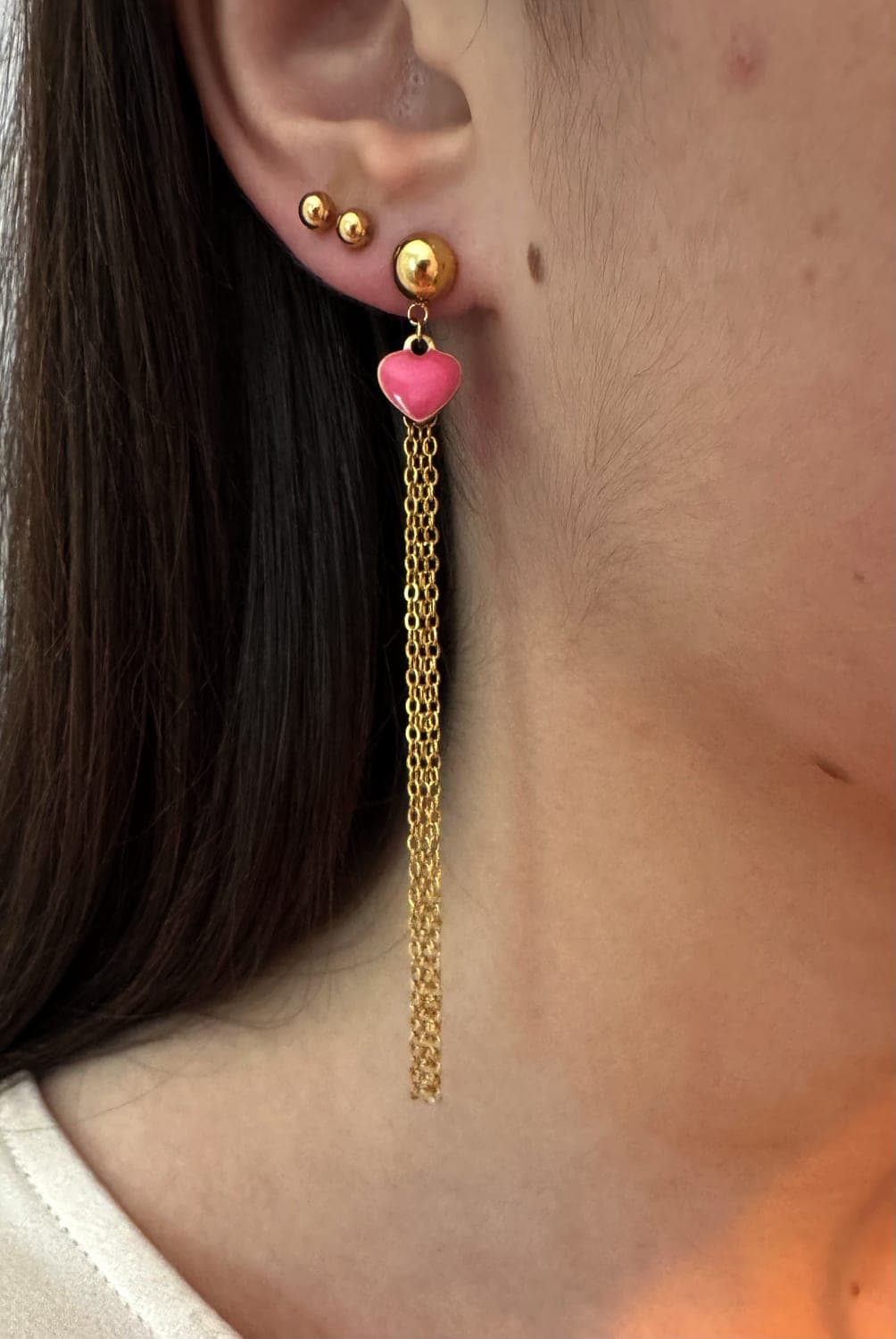 Cœur fuchsia sur chaîne dorée porté, boucles fait main La Coquette