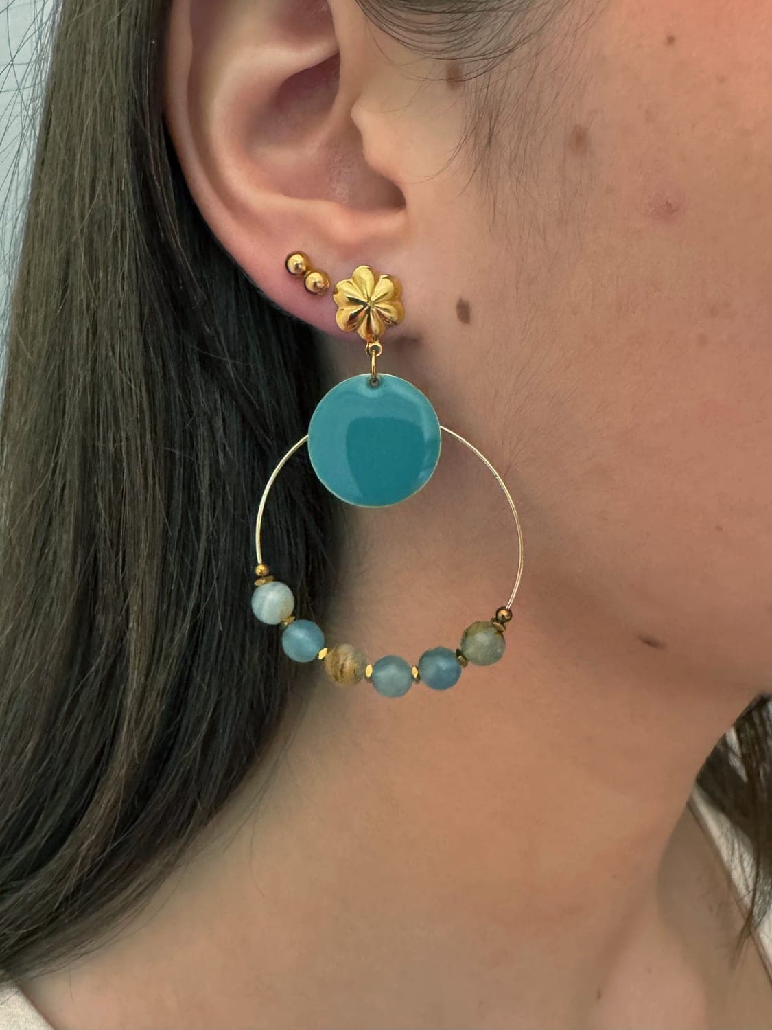 Créole turquoise et or portée, boucles fait main La Coquette