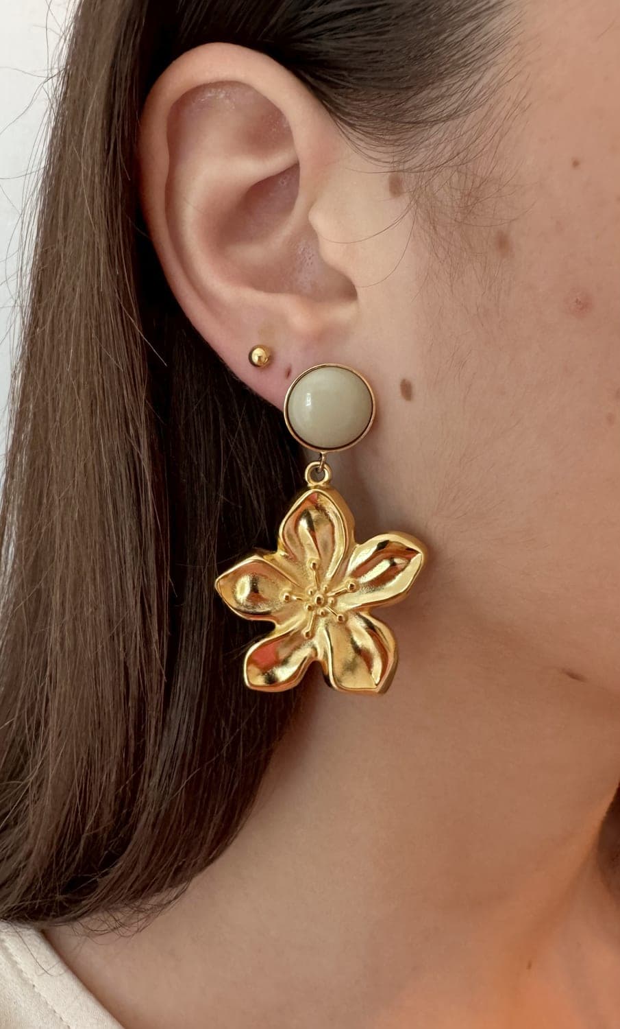 Cabochon ivoire et fleur dorée, boucles fait main portées, La Coquette